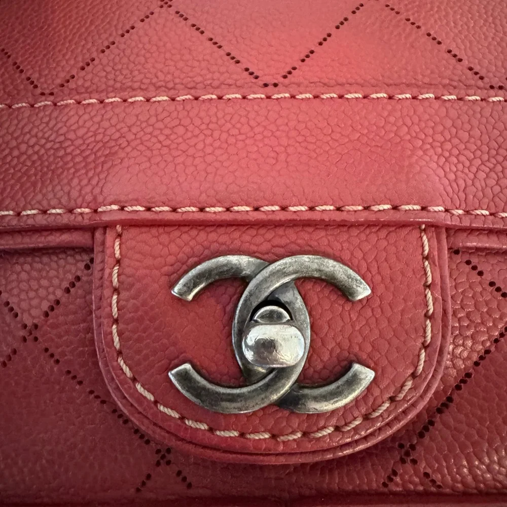 CHANEL Burgundy Quilted Shoulder Bag with Chain Strap - Picture 5 of 8